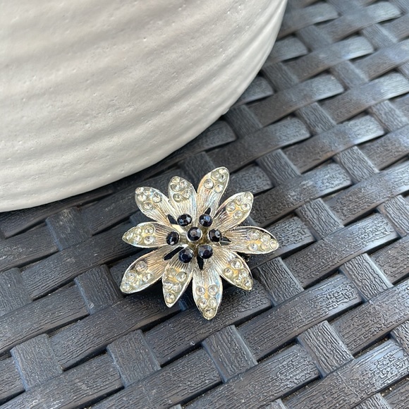 Vintage Flower Broach - Picture 5 of 10